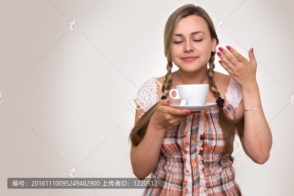 喝一杯茶的女人