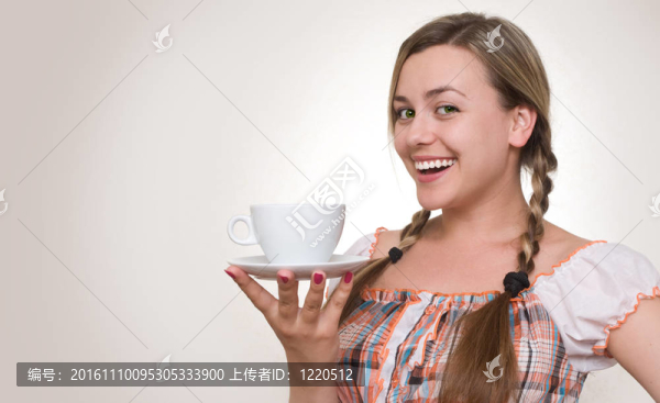 帶著杯子的女孩