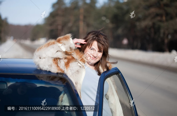 女人和她的車