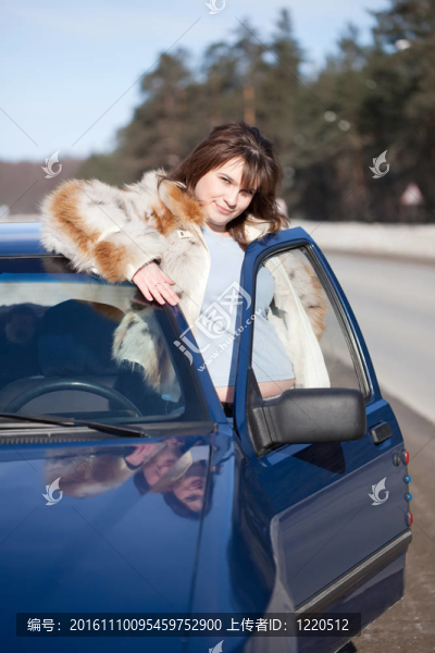 快樂的女人和她的車