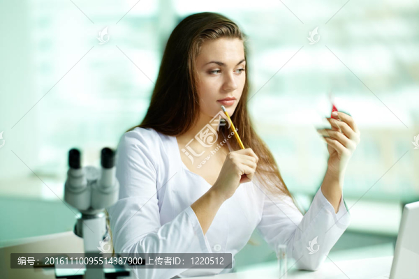 在實(shí)驗(yàn)室工作-匯圖網(wǎng) www.fosd68.com 在實(shí)驗(yàn)室工作