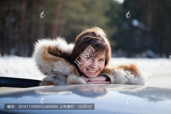在她的車附近的快樂女人的畫像