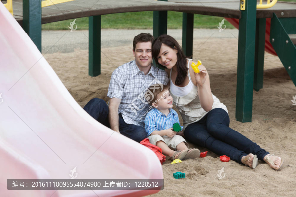 夫婦與他們的兒子坐在Playground