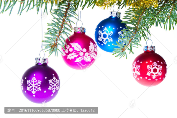 云杉樹枝上的圣誕球
