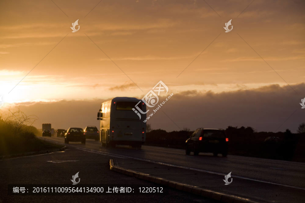 日落時在一條道路上的教練