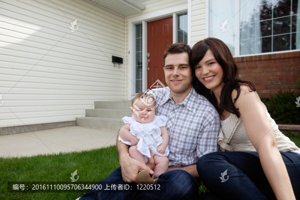幸福的年輕夫婦和女兒