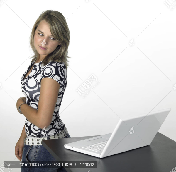 年輕可愛的女孩離開筆記本電腦