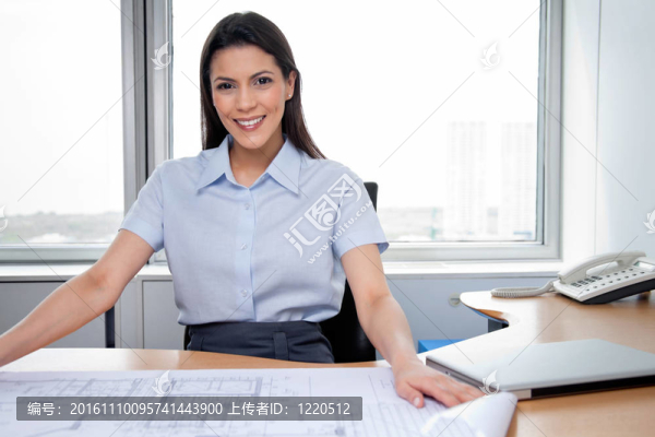 坐在辦公桌上的女建筑師