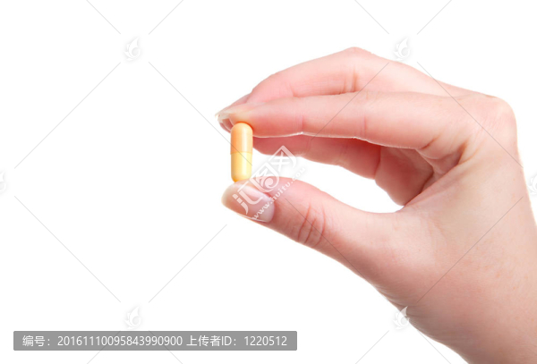 在白色背景的手上的藥丸