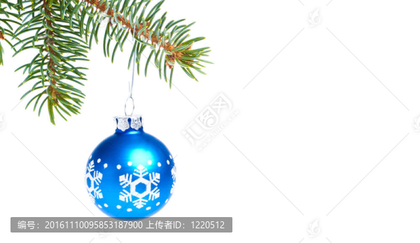 從云杉圣誕樹上掛的球