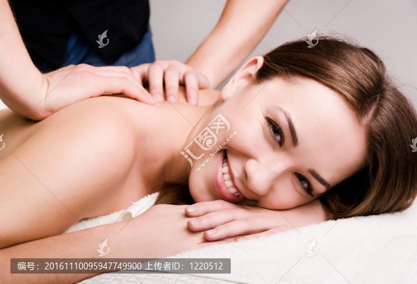 女性在水療沙龍中的放松