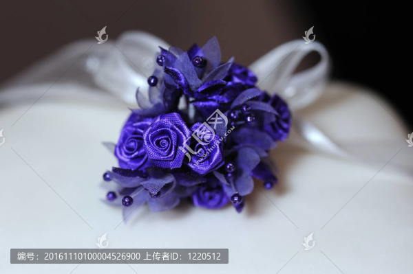 婚禮蛋糕上的紫色花。