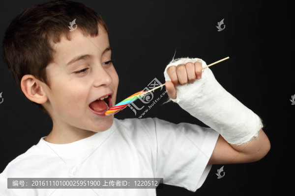男孩吃棒棒糖