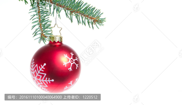 從云杉圣誕樹上掛的球