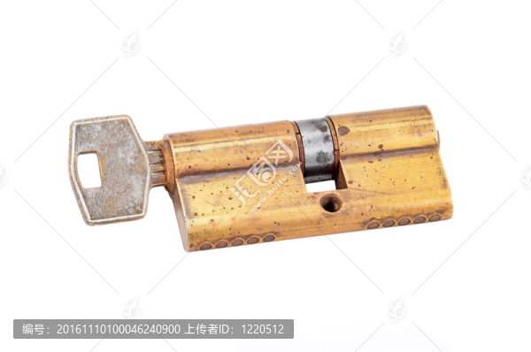 帶鑰匙的門鎖芯；在白色背景上隔離