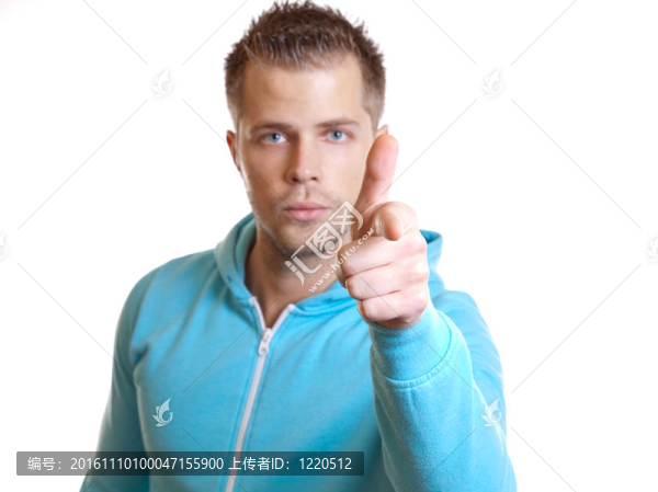 漫不經(jīng)心的年輕人指著一個手指