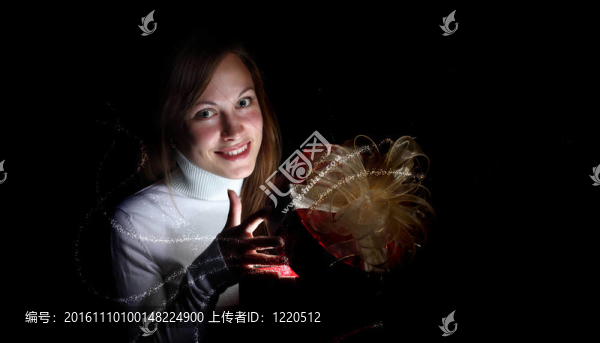 年輕的女人讀一本魔法書