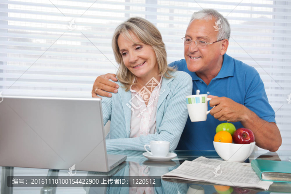 使用筆記本電腦的快樂夫婦