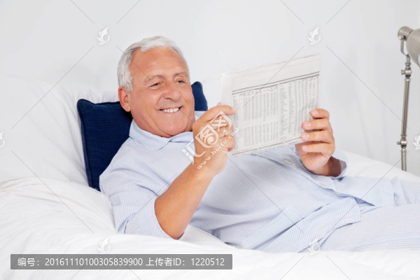 輕松高級(jí)男子閱讀報(bào)紙