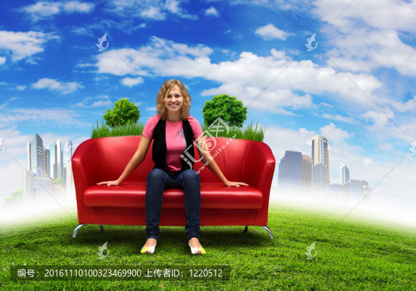年輕女子坐在沙發(fā)自然背景