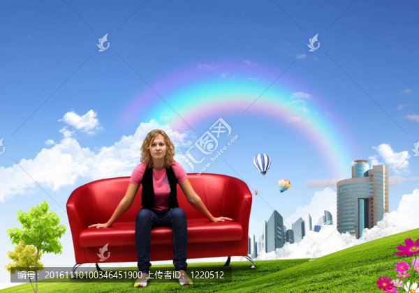 年輕女子坐在沙發(fā)自然背景