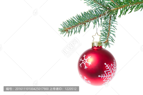 從云杉圣誕樹上掛的球