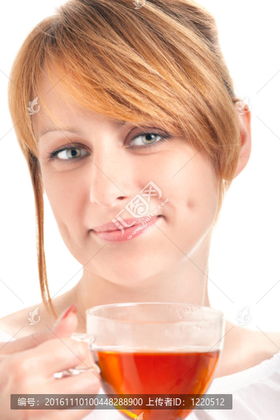 喝著一杯茶的女人