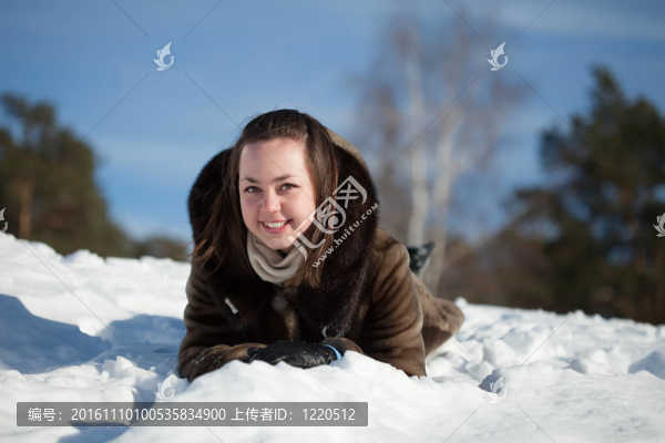 躺在雪上的女孩