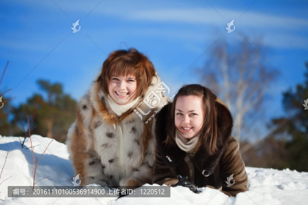 躺在雪上的女孩