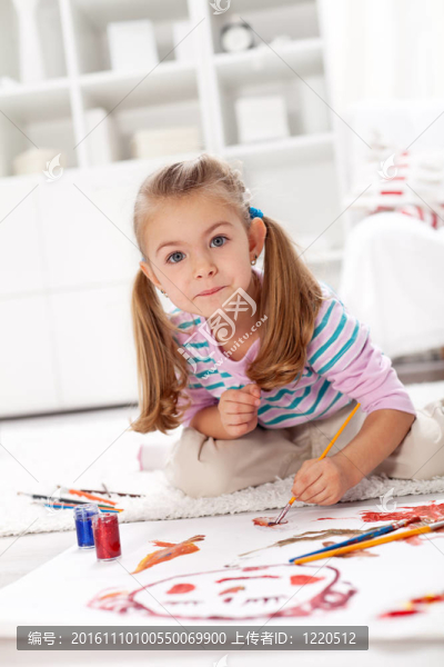 小藝術家女孩繪畫