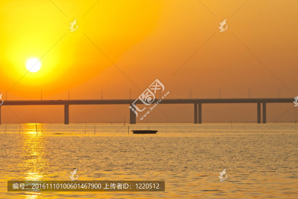 日落在一座橋上，移動的船