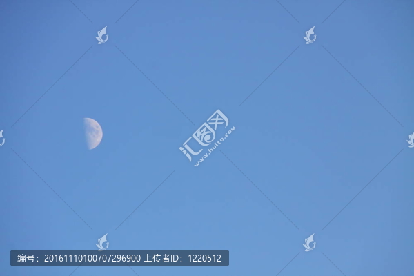 藍(lán)色天空中的月亮