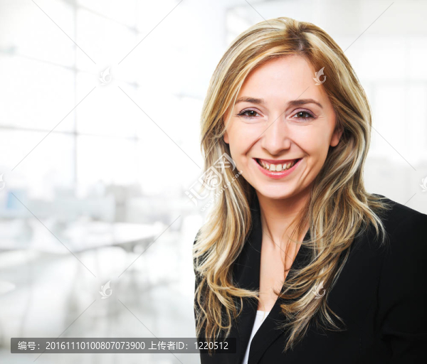 辦公室里的微笑的女人