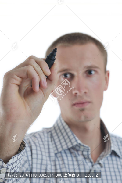 帥氣的年輕商人觸摸屏幕孤立