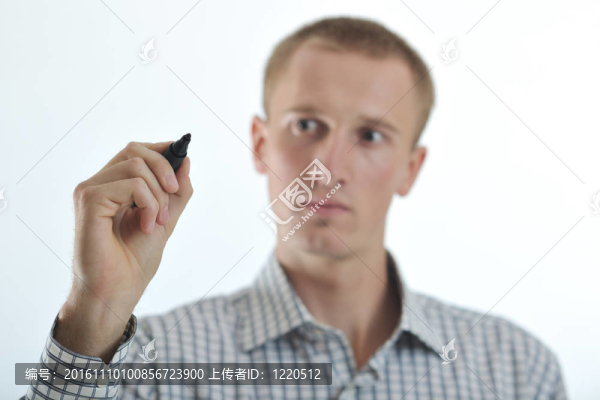帥氣的年輕商人觸摸屏幕孤立