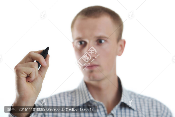 帥氣的年輕商人觸摸屏幕孤立