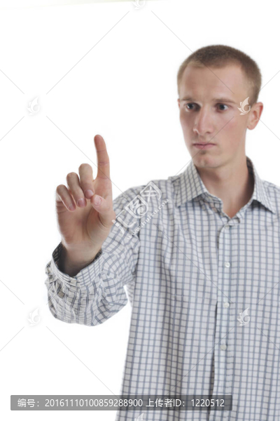 帥氣的年輕商人觸摸屏幕孤立