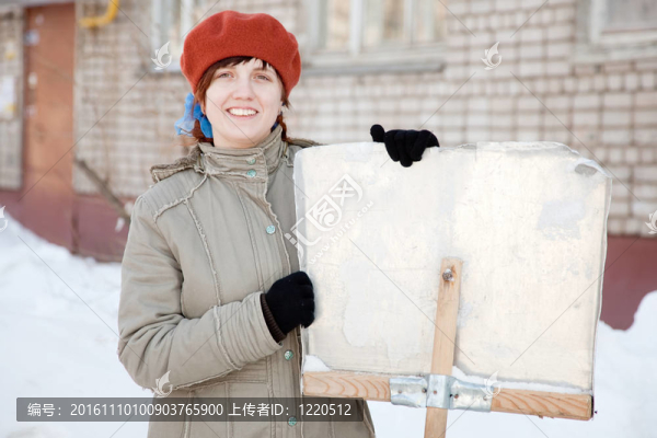 冬天帶鏟子的女人