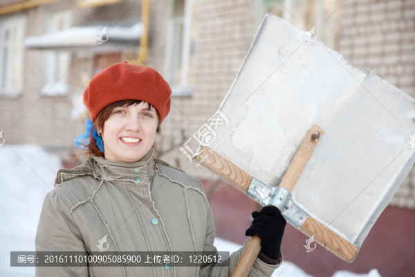 冬天帶鏟子的女人