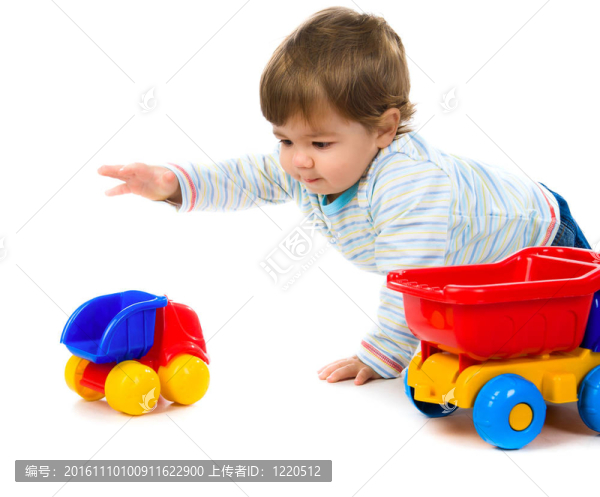 有一輛大汽車的小男孩