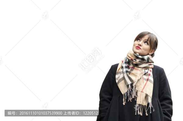 一個(gè)微笑的女人向上看的肖像-白色背景上的孤立