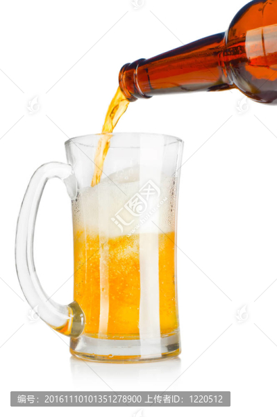 啤酒倒進(jìn)杯子里