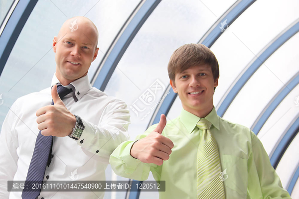 兩個(gè)年輕成功的商人