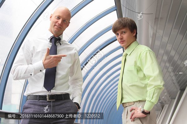 兩個年輕成功的商人