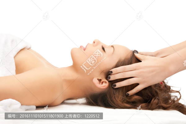 美麗的女人在按摩沙龍