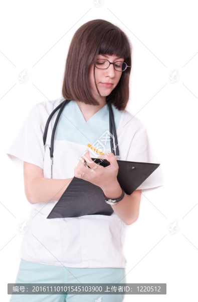女醫(yī)生拿著剪貼板微笑