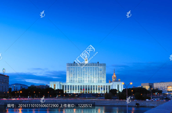 俄羅斯白宮背后的夜晚；莫斯科；