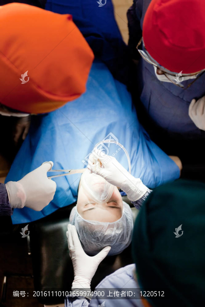 女性患者在手術(shù)中