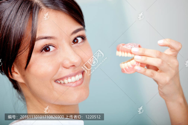 女子抱齒樣