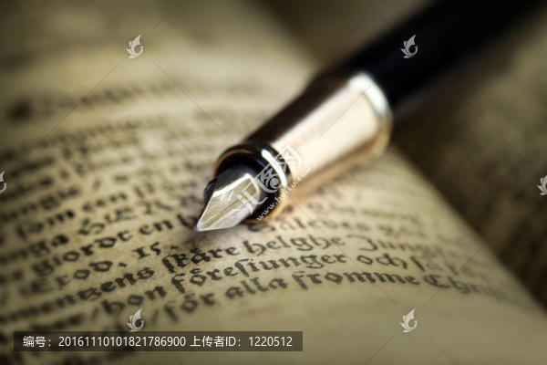 舊書和鋼筆
